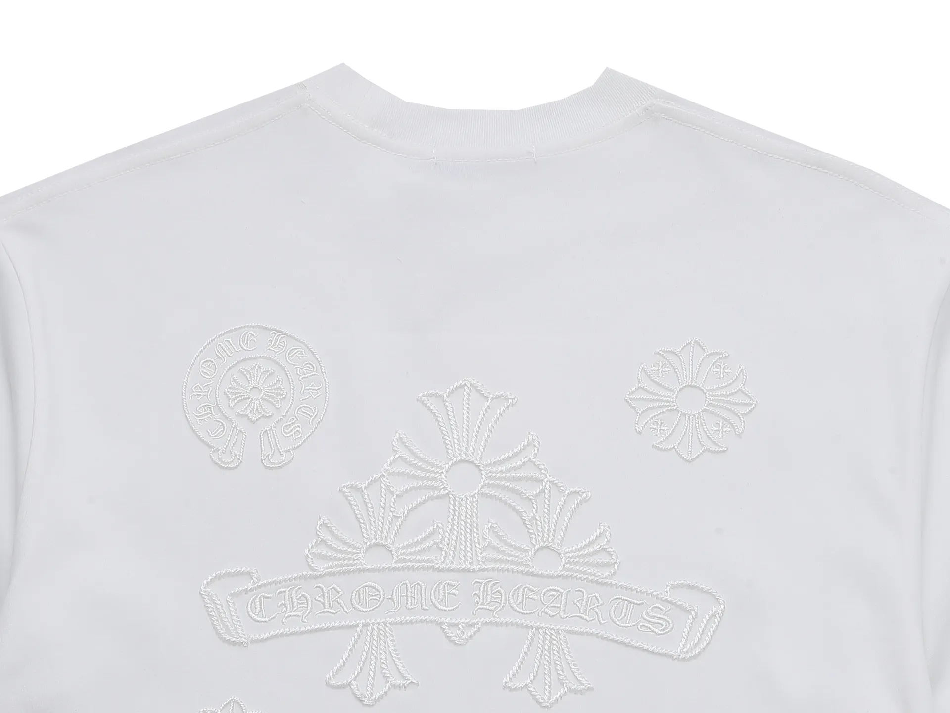 P160 280g exclusive version] Chro*e Hets Chro*e Hets 𝟐𝟎𝟐5 spring and summer washed hollow three-dimensional embroidery + three-dimensional stitching high-density embroidery round neck short sleeves 2025SS latest short sleeves adopt the inherited hollow three-dimensional embroidery + three-dimensional stitching embroidery is an embroidery form of high-density embroidery, hollow embroidery. The embroidered areas are highlighted to form three-dimensional embroidery. To make the embroidery pattern clear, novel and layered, hollow embroidery uses high temperature to separate the hot-melt adhesive film from the cut pieces to obtain the finished embroidery product. After embroidery, high-temperature washing is performed to dissolve the padded foam glue to form a hollow center, showing a soft three-dimensional feel. The hand feels very soft and light!  Three-dimensional needle-stitching high-density embroidery, the stitching has a strong sense of line and three-dimensionality, the stitching is vivid and lively, and the coverage is also good. Three-dimensional needle-stitching embroidery technology is a brand-new embroidery technology that combines traditional embroidery technology with modern color concepts to create amazing artistic effects. This technology can instantly dye a white thread to create a natural color transition, giving your work a colorful effect. Whether it is flowers, animals or abstract patterns, three-dimensional needle embroidery technology can make them lifelike, as if giving them vitality. In this era of pursuing personalization and uniqueness, three-dimensional needle embroidery technology makes embroidery more personalized and charming, making you the center of attention whether in formal occasions or daily wear. In addition, three-dimensional needle embroidery technology is also durable and waterproof, so you don’t have to worry about it fading or being damaged. In short, it is an innovative craft that perfectly combines art and fashion, making the work more beautiful, unique and precious. If you want to make yourself more personalized and charming, try this round neck short sleeve!  Washed hollow three-dimensional embroidery ➕ Three-dimensional needle-stitched high-density embroidery. The double embroidery process makes the whole dress show its exquisite craftsmanship. The retro and classic are vividly displayed on this dress! The front and back patterns of the clothes are all made of washed three-dimensional embroidery, showing a low-key and luxurious fashion sense from any angle. It is an outstanding and eye-catching classic style that stands out among many spring and summer new styles! The front and back patterns are completely combined, rich in layering, full of three-dimensionality, very soft to the touch, fashionable and classic. This short-sleeved shirt is both low-key and has a rock style that is unique to Crowe. It is avant-garde and retro. The two styles are displayed on the same piece of clothing, colliding with unique creative sparks. It can be said to be avant-garde, full of personality, fashionable and versatile, and the same style for male and female couples! An excellent hit! Creative design, double embroidery, excellent craftsmanship, exquisite details and first-class feel! An excellent hit! It is made of 280 grams of double yarn and double ply dust-free imported pure cotton fabric. It has been washed and high-temperature shaped and pre-shrunk. The fabric is comfortable and breathable. It will not shrink after repeated washing. The fabric has a high-end and exquisite texture and a first-class feel! High-density embroidery has good firmness and is not easy to fall off! The detail processing is 100% perfect. It looks great no matter how you match it with various styles. High weight and high quality. Exclusive version. Non-market ordinary version. Enlarge real shot details. Instant sale of all versions. Compare at will. Quality is absolutely guaranteed. A must-have for fashionistas. Control it at will. Definitely one for everyone. A must-have for men and women couples! The most 🆕first release, the exclusive first release, the same style for men and women, classic, simple and versatile, and the quality is unquestionable!  Chrome Hearts is a famous Hollywood luxury brand founded by Richard Stark in 1988 with unique design style! The design style combines rock punk, street hip-hop and other low-key luxury styles. It adheres to pure handcrafting and exquisite design, so its value as a work of art has far exceeded the meaning of jewelry.  Color: Black White Size: S M L XL